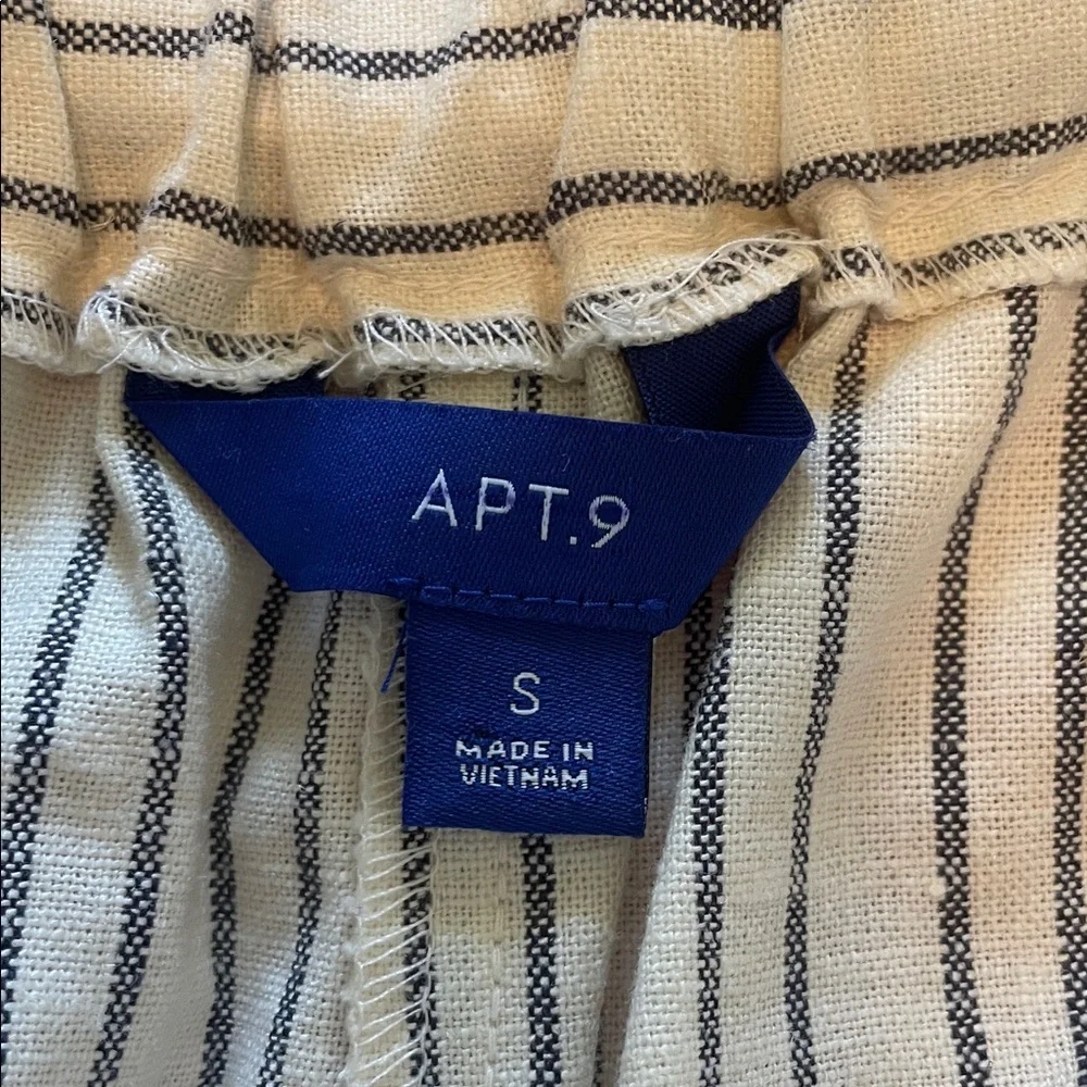 Women’s S Apt. 9 cream/blue vertical stripe 53% linen 2% spandex wide leg capris